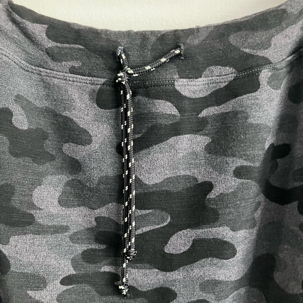 SUNDRY EVEREVE Grey Camo Mini Skirt Size 2 - Picture 3 of 11